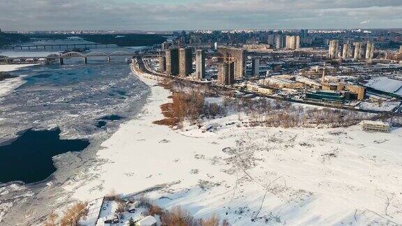 冬天的城市从四轴飞行器鸟瞰冰冻的河流和住宅区慢镜头