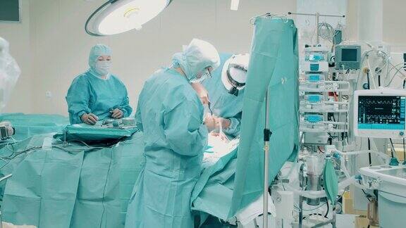 医生们正在手术室里给病人做手术