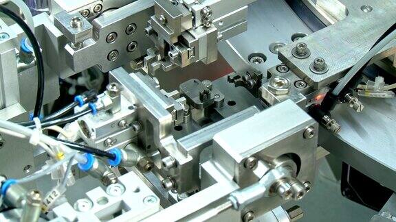 先进的小零件工业生产线机械臂工作