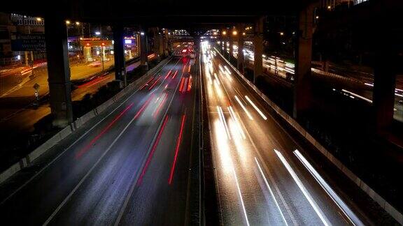 夜间高速公路上车灯和尾灯的运动时间流逝