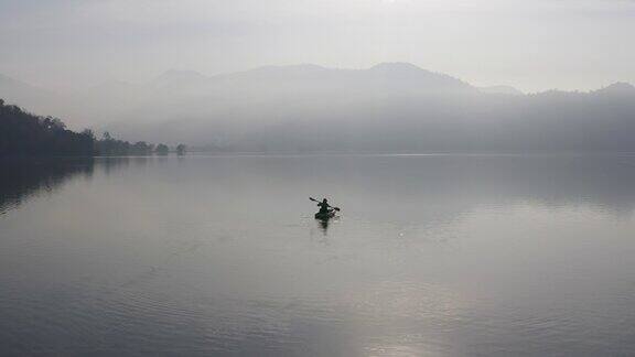 独自生活平衡平静的雾河反射漫游乡村
