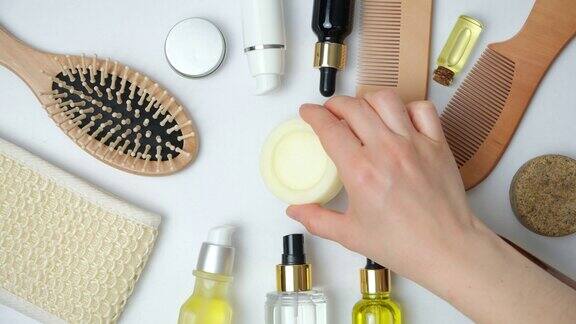一位女士将固体洗发水放入一套天然环保化妆品中用于护发