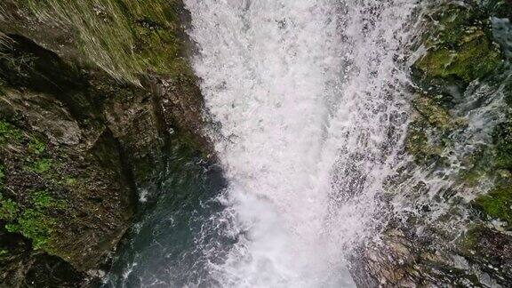 SLOMO白水流过崎岖的岩石形成瀑布