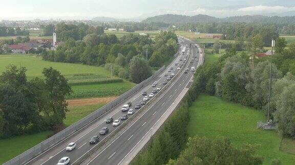 无人机:在穿越乡村的高速公路上堵车