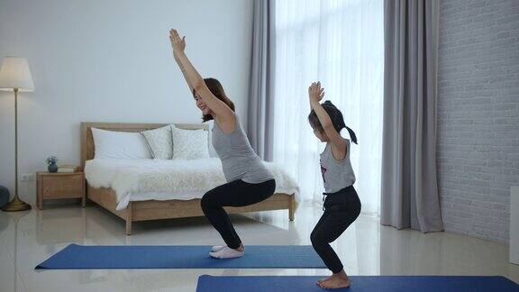 母女俩在家上在线瑜伽课