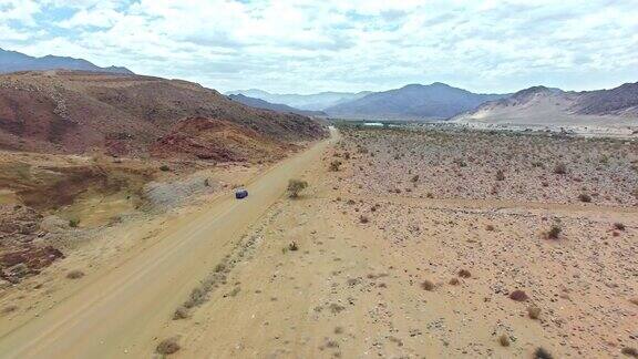 开车穿过干旱的沙漠