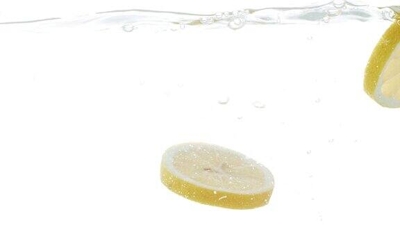 切片柠檬落入水中的慢动作视频