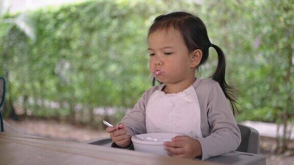 亚洲小女孩喜欢吃早餐的特写