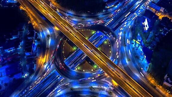 模糊鸟瞰图上的交通在环岛和高速公路和立交在晚上