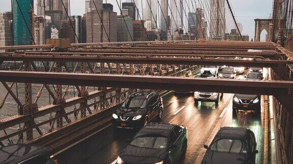 黄昏时分的曼哈顿城市和布鲁克林大桥上的交通