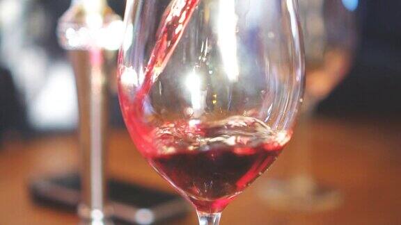 将红酒从瓶中倒入玻璃杯葡萄酒品尝