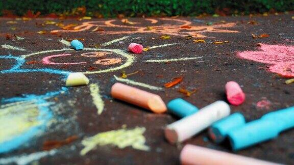 创意儿童在公共城市公园人行道上的简单粉笔画艺术