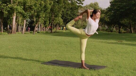 一位女士正在练习瑜伽伸展她的身体