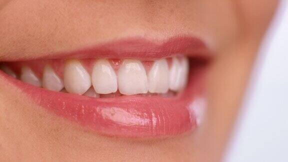 微距拍摄的微笑女人的白牙齿