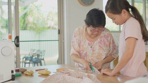 亚洲祖母在家教孙女如何缝纫