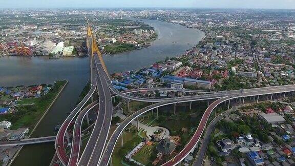 泰国曼谷普密蓬大桥的交通状况