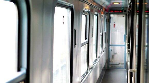 火车客舱的空走廊以4k慢镜头旅行