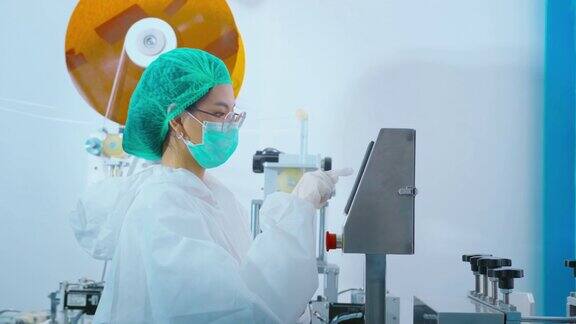 现代工厂生产外科口罩的工人新冠病毒防护和医疗理念