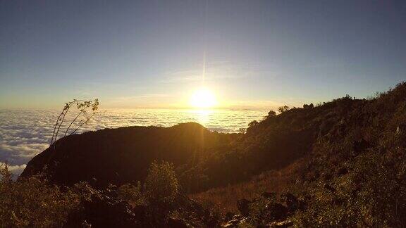 日出时的山景