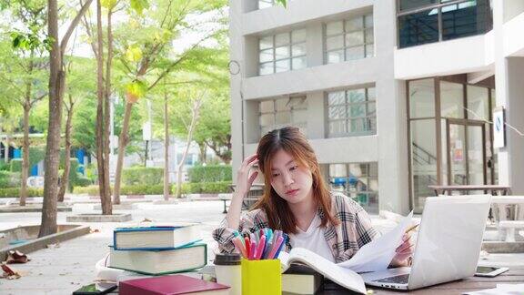 亚洲学生在大学的工作空间学习一个高中生在写一篇文章教育及经营理念