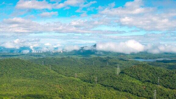 无人机拍摄的泰国南邦省山谷中移动云层下的电力塔