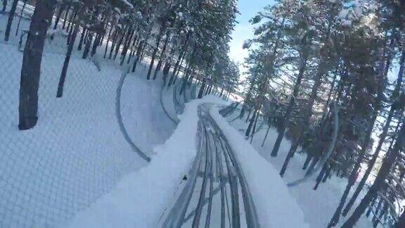 雪橇在雪地上滚动