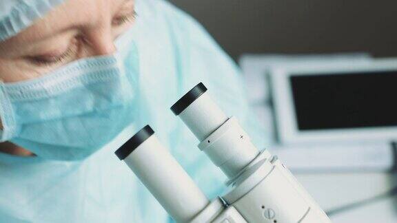 通过显微镜观察的女科学家