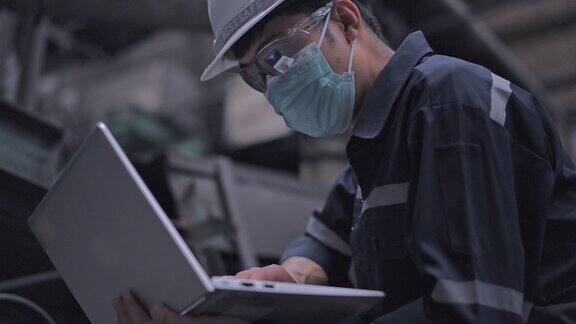 重型工厂的机械维修工程师用数码平板检查防护服修理检查表
