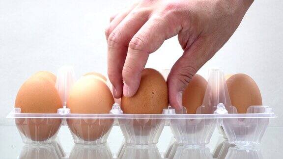 手把鸡蛋放在托盘上