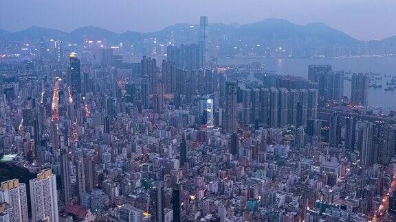 香港的商业区从白天到夜晚的超差鸟瞰图
