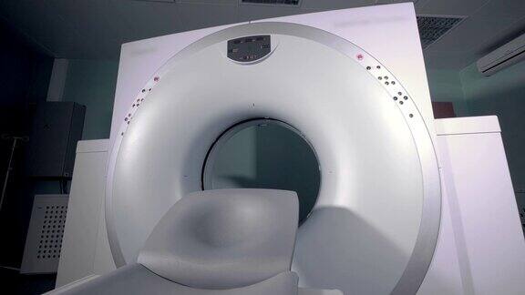 空房间里有一台断层扫描机特写MRI扫描设备