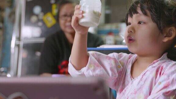 4千名亚洲年轻女孩在家喝鲜奶