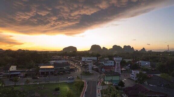 :在泰国南部的一个小城市日落时的奶妈云