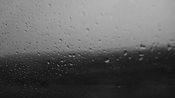 雨天旅行时雨滴落在车窗上坏天气