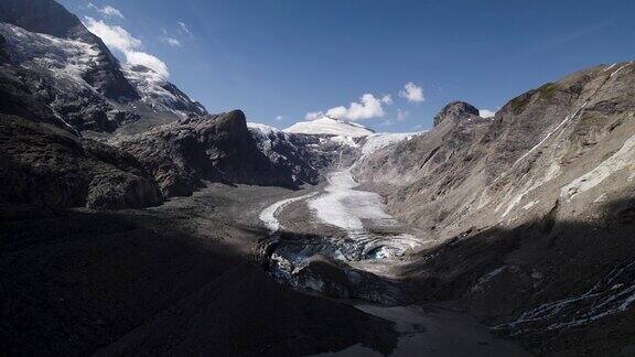 无人机拍摄显示奥地利阿尔卑斯山最长和最快融化冰川帕斯特泽在大格洛克纳山脚下由于全球变暖