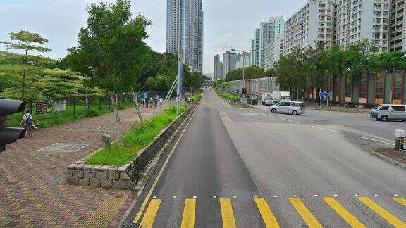 城市白天的交通状况从香港街道的双层电车上看过去