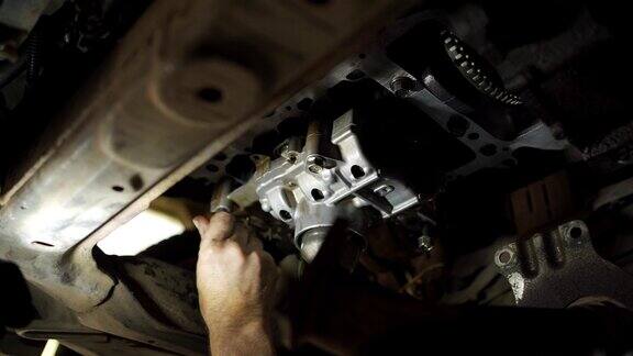 汽车修理工在汽车修理厂工作维修服务