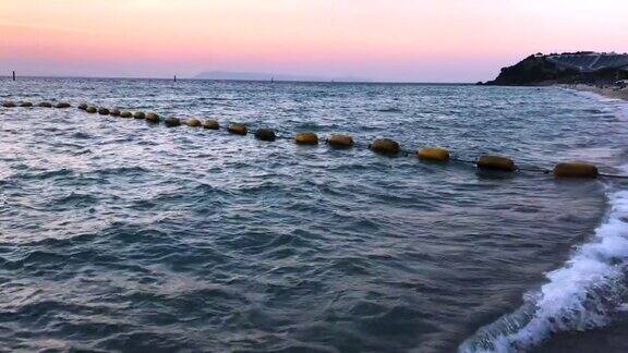 泰国芭堤雅拉恩岛萨美海滩色彩斑斓的夕阳黄昏时刻
