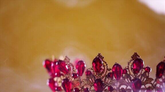 蒸汽云落在镶有红色宝石的皇冠上