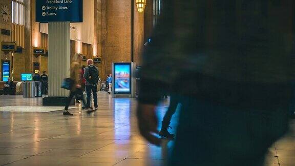 美国费城宾夕法尼亚州地铁站内的乘客和游客步行人群