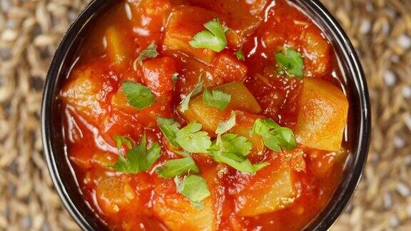 烤茄子茄汁蔬菜素食中东的文化摩洛哥美食俯视图冷开胃菜