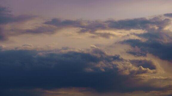 美丽的日落天空与积云的抽象背景的时间间隔