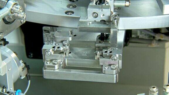 工业生产线机械臂加工小零件