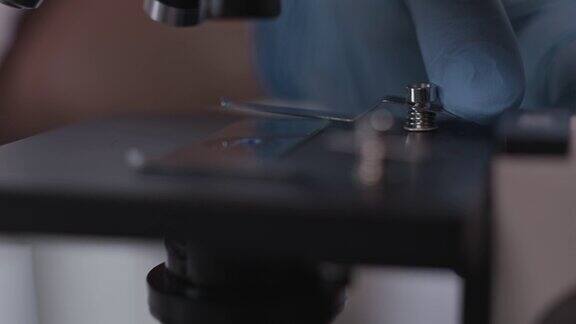 科学家在显微镜下锁定一个载玻片上面有一个样本