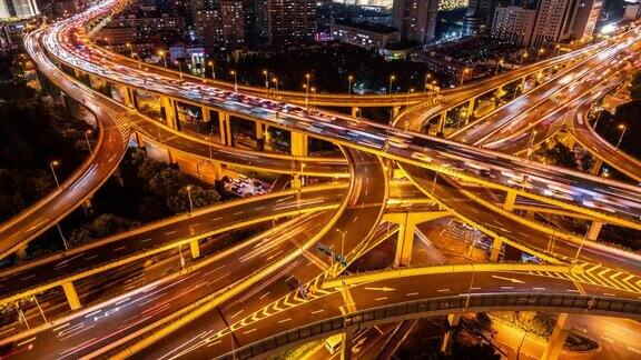ZI照亮高架道路和繁忙的交通在晚上上海中国