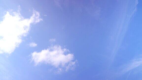 美丽的白云在蓝天中慢慢变换形态
