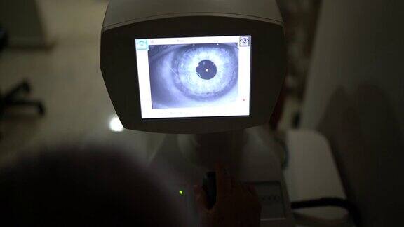 眼科医生在监视器中分析检查结果
