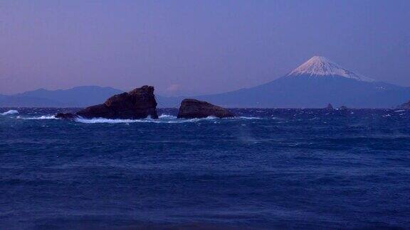 静冈久美海岸岩石上的海浪和风暴海景
