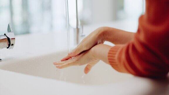 水洗手和清洁洗手池在浴室的卫生健康或健康护肤液和女性清洁手部去除细菌、病菌和污垢卫生消毒家中