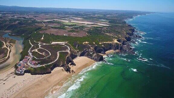葡萄牙奥德赛阿连特茹村附近的海湾和海滩的无人机航拍视频海湾和村庄的俯视图